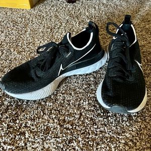 Nike mens size 8.5 flyknit Infinity React black running shoes